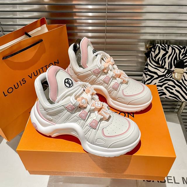 出厂： 情侣款 Lv Biu、Biu、Biu、新颜色、新版本最高端大气的包装质量驴牌休闲运动老爹鞋大胆的前卫设计上富有个性的波浪形大底，风骚整个时尚圈超符合新潮